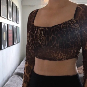 Croppad mesh topp - Superfin croppad mesh topp från missguided. Använd några få gånger, säljer pågrund av att den är lite för stor. Frakt tillkommer