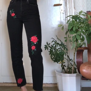 jeans - så fina svarta jeans med brodering, sparsamt använd🖤 storlek 36 (s)