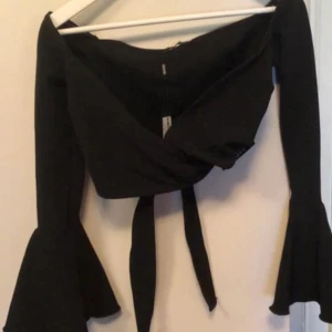 Knytbar off shoulder topp SVART - storlek S, Svart. Helt oanvänd, lapp kvar. Köpare står för frakt 180kr eller bud