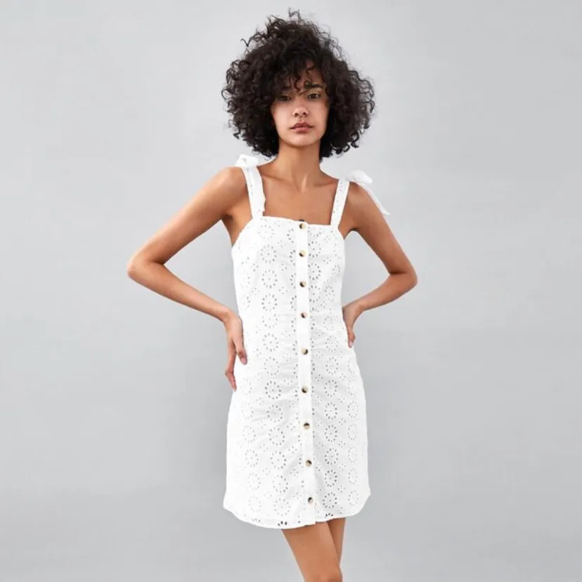 Säljer denna ursöta klänning från Zara som tyvärr blivit för liten🥺 perfekt nu till sommaren! Frakt tillkommer! 💓. Klänningar.