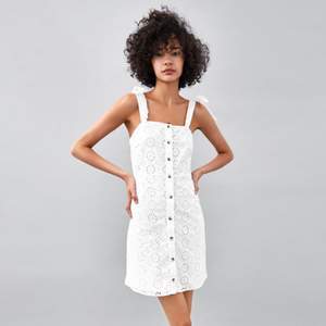 Säljer denna ursöta klänning från Zara som tyvärr blivit för liten🥺 perfekt nu till sommaren! Frakt tillkommer! 💓
