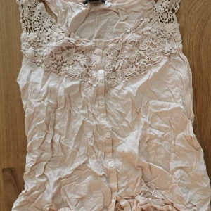 Linne  - Storlek s. Bra skick. Skrynklig för den har bara legat i garderoben länge. 