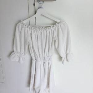 Jumpsuit  - Sjuk söt jumpsuit från Nelly. Använd 1 gång så i ett väldigt fint skick.