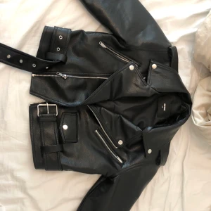 Skinn Jacka från Bikbok - Skit snygg skinn jacka som är ca 1 månad gammal och aldrig använd då jag inte tycker jag passar i den. Köpt för 799kr men prislappen är borta därav det lägre priset. Köparen står för frakt.💓💓