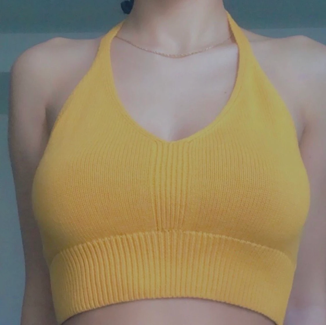 Gul topp med öppen rygg