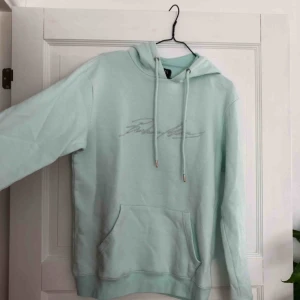  - Så fin och trendig hoodie från boohoo! Kommer tyvärr inte till användning längre♻️ Köparen står för frakt✨ Behöver bli av med allt snabbt! Annars skänker jag det😊