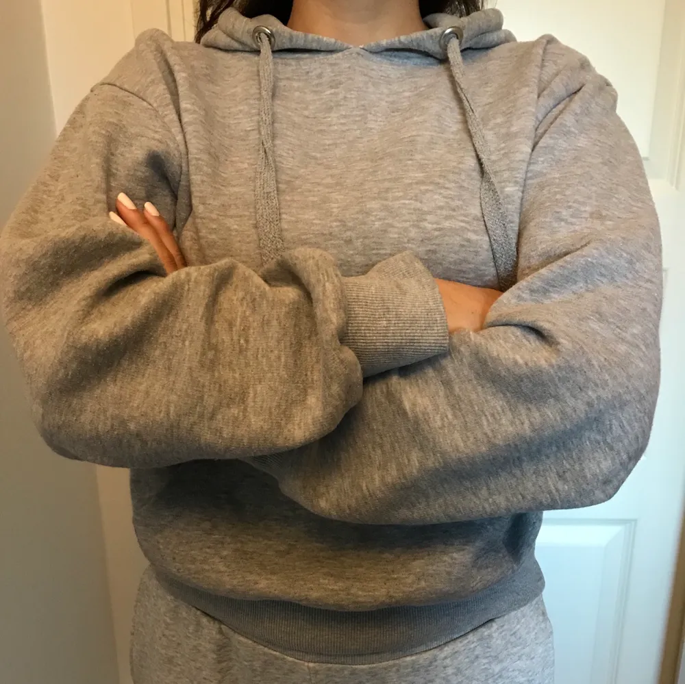Använd mjuk och skön grå hoodie ifrån boohoo, storlek S/M 🌸 Köparen står för frakten🌸. Hoodies.