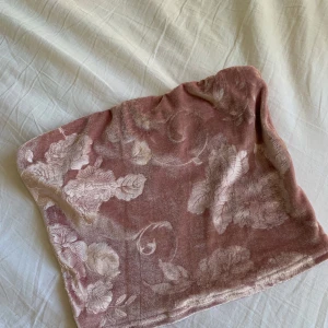 Tubtopp - Jättefin rosa tubtopp från Urban Outfitters! Aldrig används så i mycket bra skick, köparen står för frakt💕