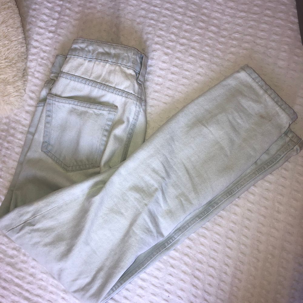 Ljusblåa jeans från zara storlek: 34. Jeans & Byxor.