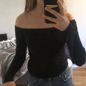 Off shoulder tröja - Svart ribbad off shoulder tröja från hollister, bra skick