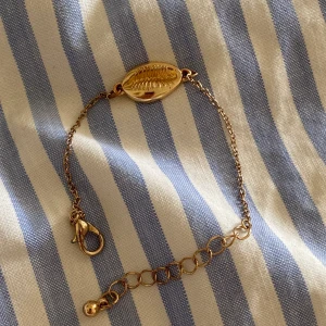 Guldigt armband - Fint armband i guld!! Nästan aldrig använt tyvärr💕bara att höra av sig vid frågor!