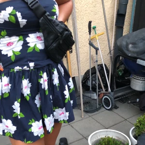 Abercrombie & Fitch klänning - Blå och blommig Abercrombie & Fitch klänning