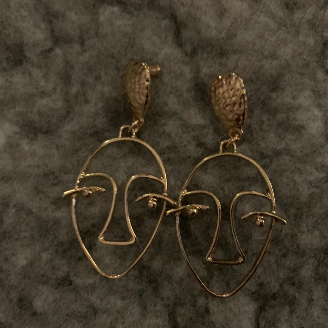 SNYGGA GULDIGA ÖRHÄNGEN