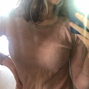 Kashmir tröja  - Jättefin Kashmir tröja från soft goat. Jättefin, skön, bra skick! 100% Kashmir. Säljer pga liten... nypris 1000kr