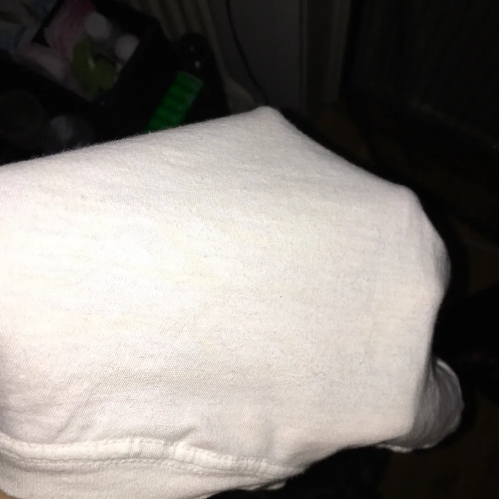 tøp tröja från emp. har gulnat lite i nacken på tröjan men det går säkert bort med djuprengöring, kan tvätta den med det innan jag skickar. 200 inklusive frakt . T-paidat.