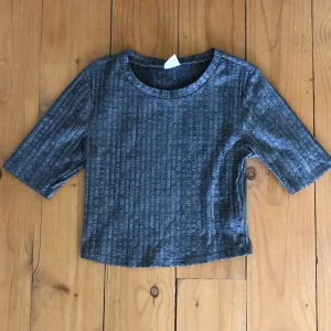 Grå crop top - Grå crop topp med ribbat material