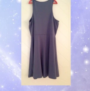  - Blå klänning i storlek 40. Aldrig använd. 