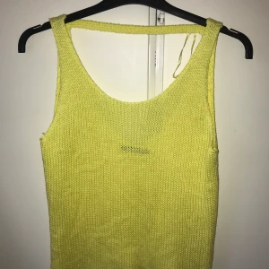 Stickat linne - Gult stickat linne från Gina som aldrig blivit använd. Ni ser modellen på bilden, öppen rygg där bak. Mysig och lätt för sommaren☀️ 