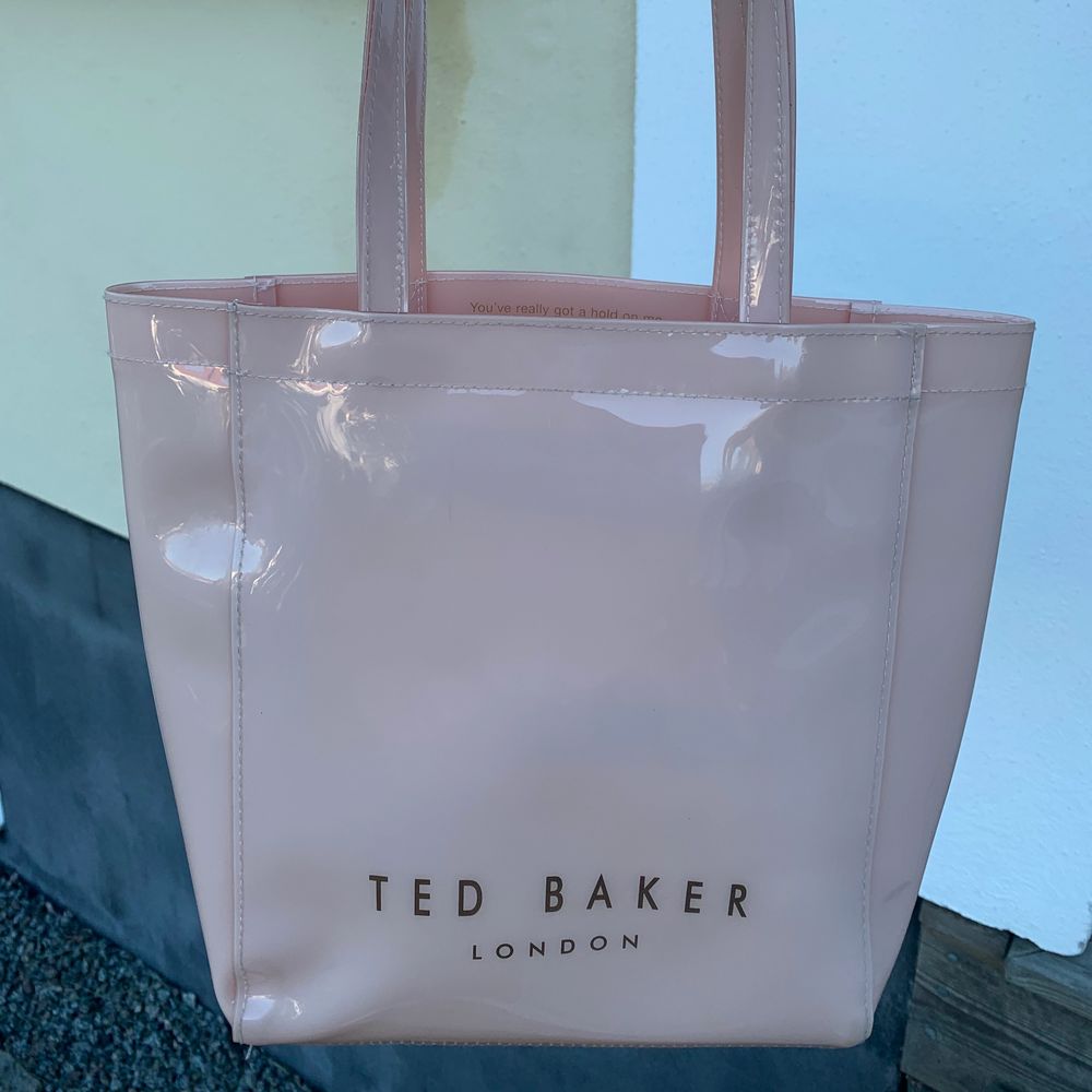 En väldigt snygg Ted Baker väska som jag säljer pga att den tyvär inte kommer till användning. Den har några små skråmor men det är inget som märks.😊 Kan antingen frakta eller möts i Uppsala. (Frakt ingår ej). Väskor.