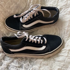 VANS OLD SKOOL (36) - Bra skick med liten slitning på skosnöre (se bild), nypris ligger på 750kr. Köparen står för frakt🖤
