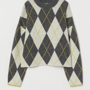 Tjocktröja  - En tröja från h&m, knappt använd och den kommer inte längre till användning då det inte är min stil. Storlek S men passar M också 