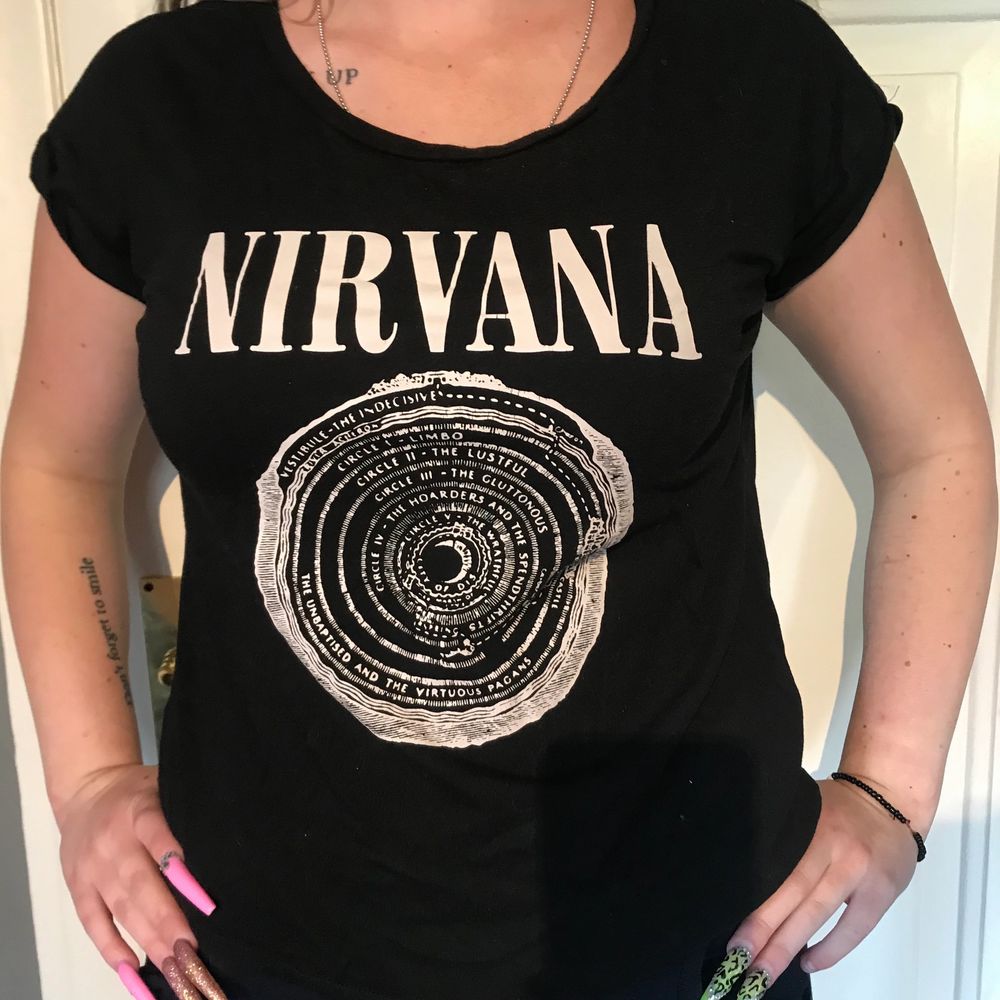Nirvana T-shirt från hm! Välanvänd men superfint skick, nästan som ny enligt mig✨storlek S men skulle säga att det passa XS och M beroende på hur man vill att den ska sitta. T-shirts.
