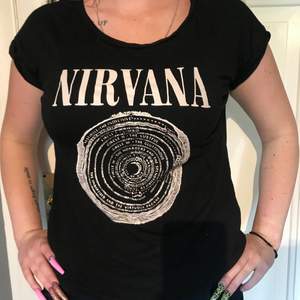Nirvana T-shirt från hm! Välanvänd men superfint skick, nästan som ny enligt mig✨storlek S men skulle säga att det passa XS och M beroende på hur man vill att den ska sitta