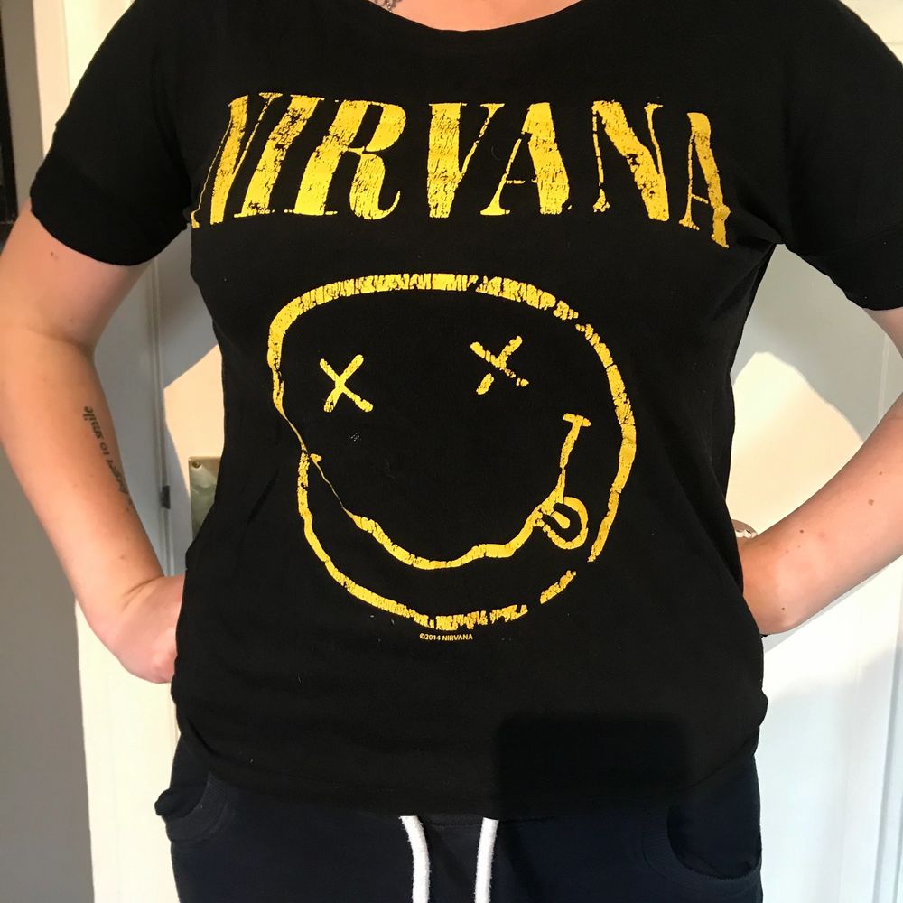 Supersnygg nirvana T-shirt! Välanvänd men fortfarande bra skick och snygg🤩 storlek XS men passar nog ända upp till M då den är större/oversized🌸 kom med bud! . T-shirts.