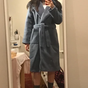 Blå päls kappa - Vacker blå vinterkappa med konstgjord päls💙 från NA-KD, endast använd någon enstaka gång🧜🏼‍♀️ Frakten kan jag och köparen dela på 🥰