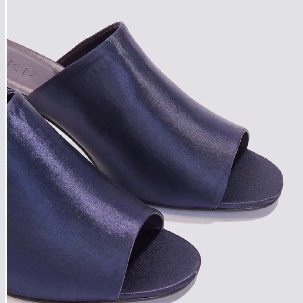 Fantastiskt fina ”satin mule heel sandals” i färgen blå från NA-KD. Helt slutsålda på hemsidan, ett måste i sommar!🥺⚡️✨ . Skor.