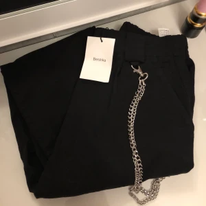 Cargo byxor  - Cargo byxor från berskah, aldrig använda och prislapp kvar. Med följer en kedja. Strl 38