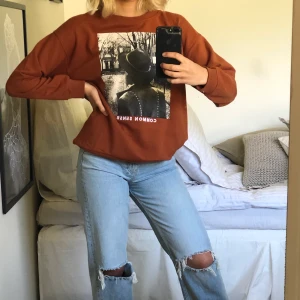 Sweatshirt med tryck  - Snygg sweatshirt med tryck! Aldrig använd, prislapp kvar. Frakt på 79 kronor tillkommer. 
