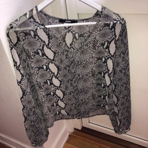 Fin blus från bikbok  - En snygg blus från bikbok, använd två gånger. Köparen står för frakten ❤️