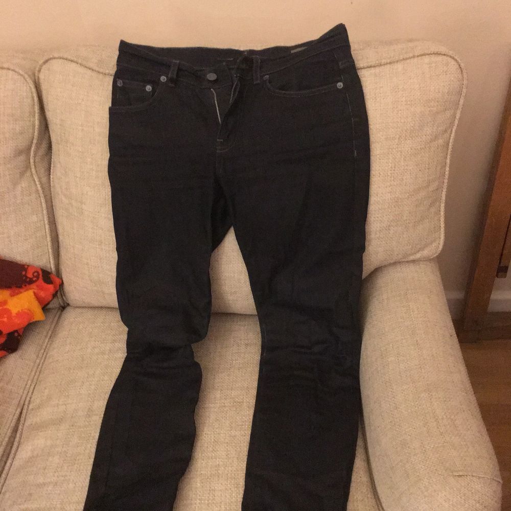 Mörka skinny/slim jeans storlek 26/32. Knappt använda (5-10 ggr). Normal midja. Mörkblå. Made in Italy. Frakt tillkommer. . Jeans & Byxor.