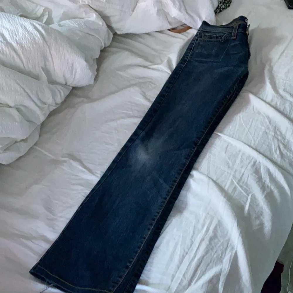 Ett par lågmidjade jeans med bootcut nedtill, säljs för jag ej gillar lågmidjat. Passar runt 153/157 längden! . Jeans & Byxor.