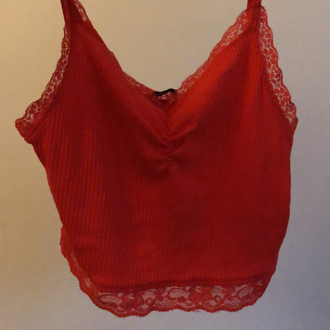 Ett rött linne med spets  - 90
