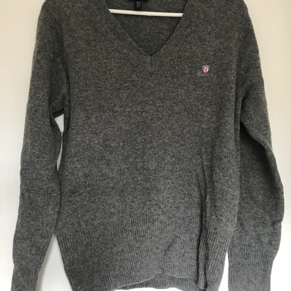 Grey sweater. V neck. Brand new. Tröjor & Koftor.