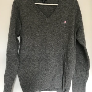 Gant sweater - Grey sweater. V neck. Brand new