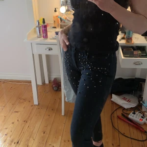 Byxor från zara med pärl detaljer - Storlek xs men passar även S då de är rätt så vida över låren pris 100 kr frakt 55 kr