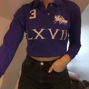  - Snygg Ralph lauren tröja som är köpt på secondhand. Den är i storlek M men gissar på att det är en barnstorlek så tror att den är en S i vuxenstorlek.
