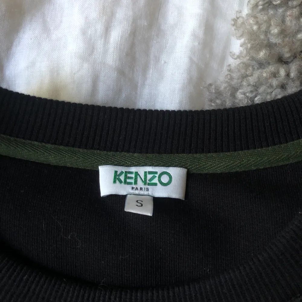 Säljer min Kenzotröja! Köptes för cirka tre år sedan och har endast använts en gång. Originalpriset var 2300 kr!✨ Om du vill ha mer information eller vill se fler bilder på tröjan är det bara att höra av sig💐. Tröjor & Koftor.