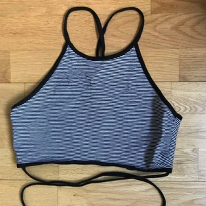 Topp - Jag säljer denna för att jag inte är helt bekväm i den (skönt material, inte det). Vet inte märket, men kan ha varit forever 21. Banden kan korsas över magen eller under bysten beroende på vad man föredrar. Storlek XS-M, 34-38