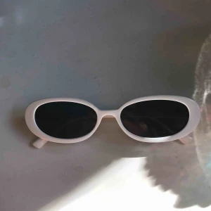  - Vita solglasögon Bra begagnat skick Frakt tillkommer 22kr