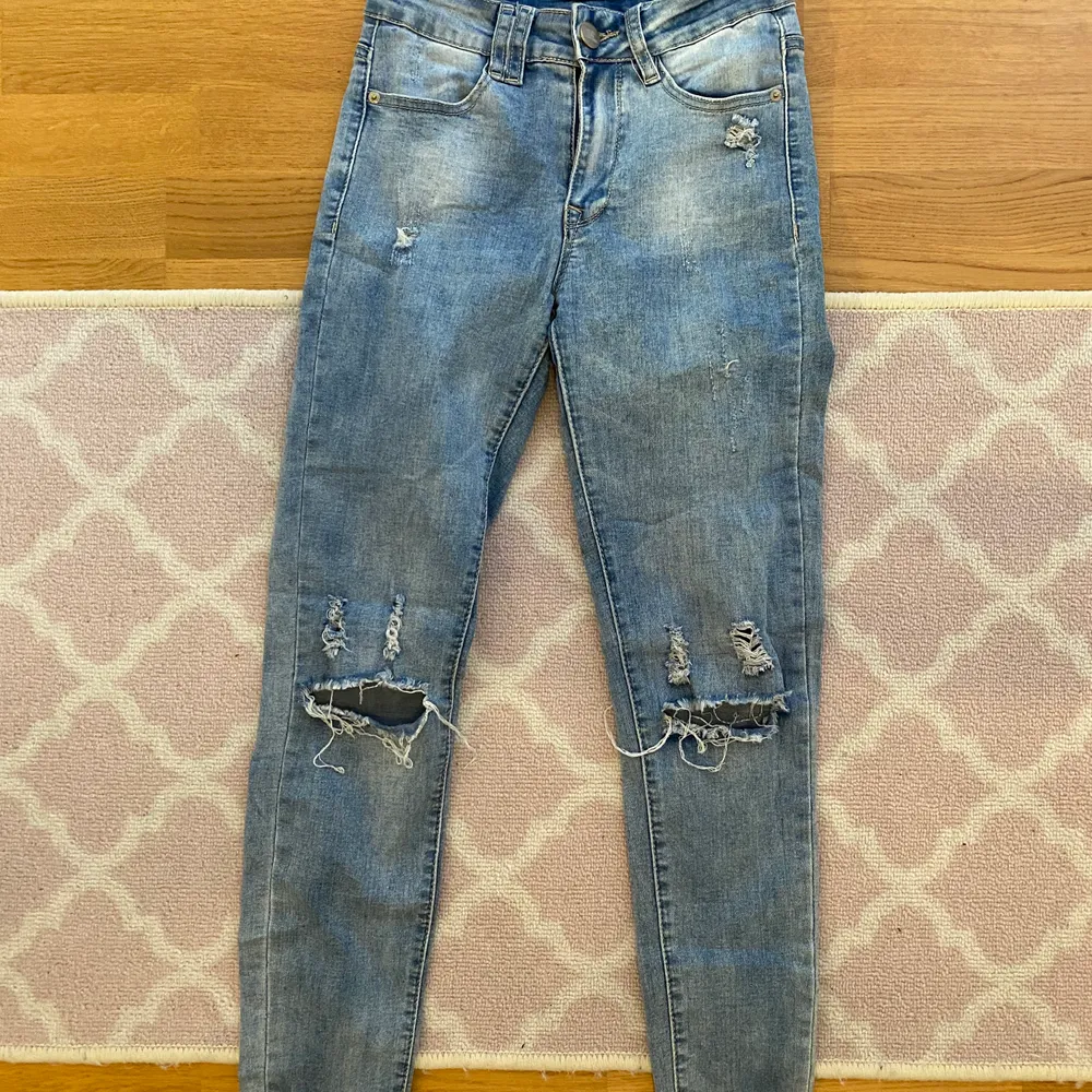 Säljer mina jeans som jag köpte på Chelsea i Göteborg. De är fint skick på byxorna som nya! Storlek 36. Mitt pris är 150 gratis frakt. . Jeans & Byxor.