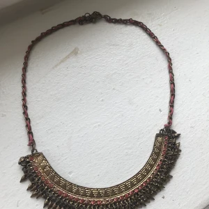 Halsband  - Gulligt halsband med rosa detaljer frakt: 25 kr