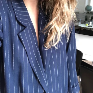 Monki oversize blazer  - Enkel marinblå kavaj i stl M, använd ett fåtal gånger. Kan mötas upp på Kungsholmen annars står köpare för frakt 