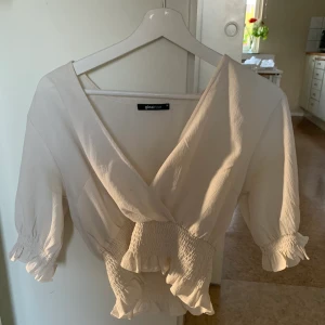 Blus från Gina  - Vit plus från Gina Tricot med puffiga armar. Fint skick. Strl 36