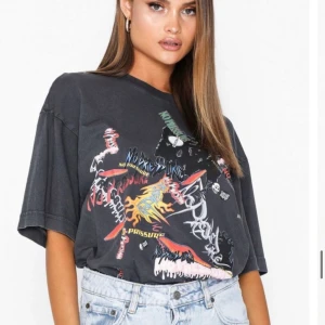 T-shirt sökes!  - Söker denna t-shirt från Cheap Monday, om någon har den och kan tänka sig att sälja så hör gärna av er! Storlek S-L 