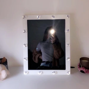 Spegel med lampor  - Jag säljer min spegel med lampor som är i mycket bra skick. Alla lampor fungerar och man kan antingen använda batterier eller en kabel (som ingår) för att lamporna ska lysa. Kontakta mig gärna för mer information 💜💜