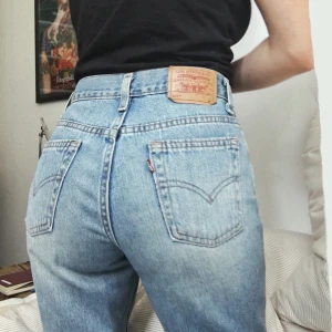 Levis jeans - Levis som tyvärr är för stora för mig:( bild nr 2 är när de passade mig perfekt, som ni ser satt de  både tajt på lår och rumpan och högt i midjan. Nu sitter de mer på höfterna på mig och även mindre tajt på benen. Ca 76 cm i midjan 